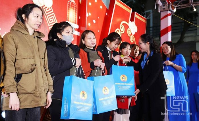 Радостный новогодний праздник для рабочих