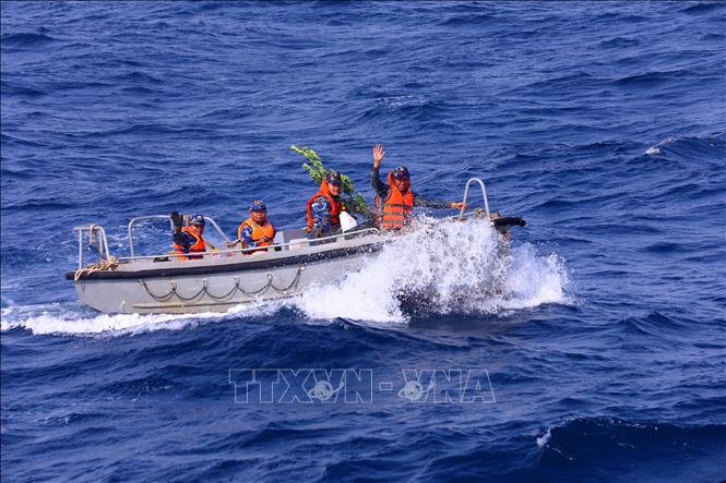 Командование 2-го военно-морского округа Вьетнама отправило новогодние подарки и товары на буровую установку ДК-1