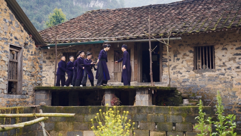 Мирная древняя каменная деревня Нави