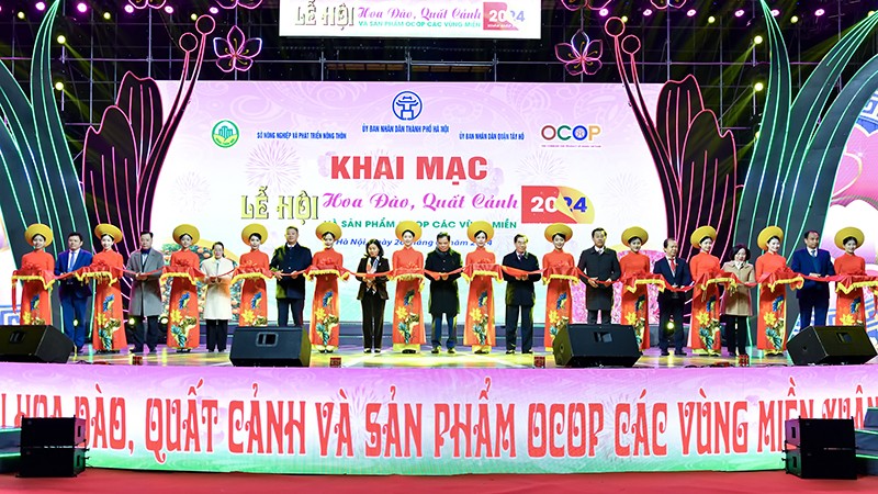 В Ханое открылся Фестиваль персиковых цветов, декоративных кумкватов и продукции программы OCOP