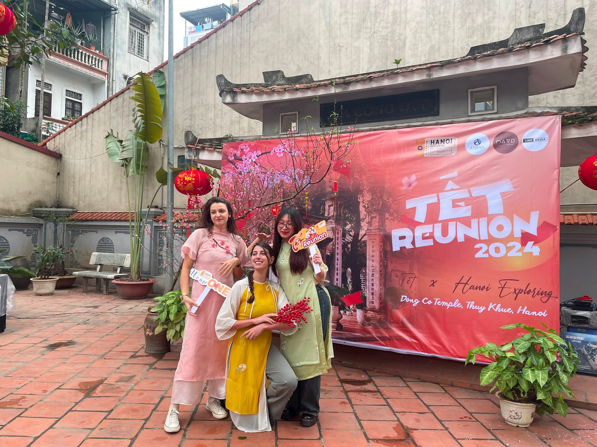 Иностранные гости с удовольствием познакомились с традиционной вьетнамской культурой Тэта в храме Донгко