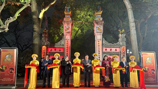 Ханой запускает ночные экскурсии по храму Нгокшон