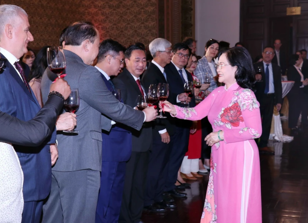 Руководители города Хошимина встретились с главами представительств зарубежных стран