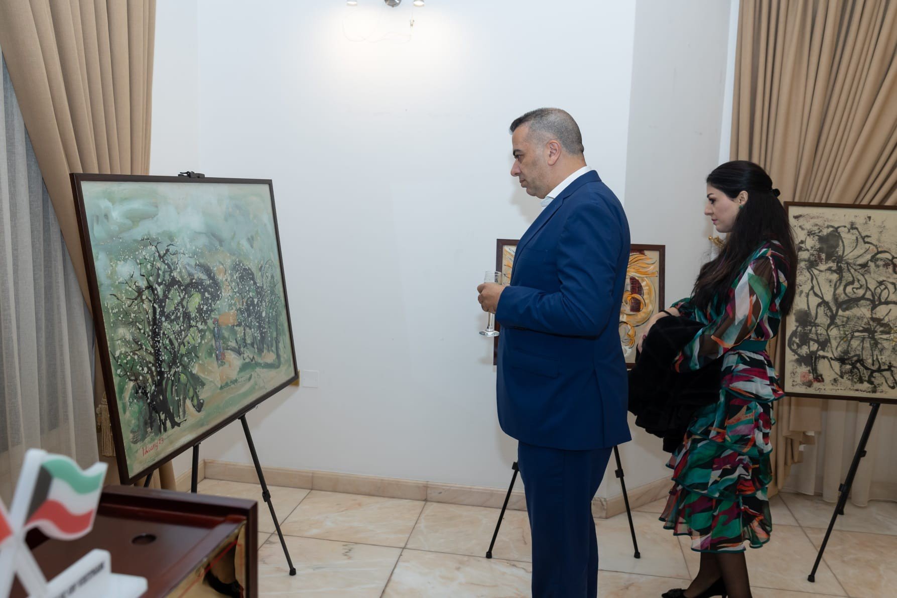 Художник Нго Дык Хоанг привез в Кувейт «Землю любви – Вьетнам» на выставку живописи