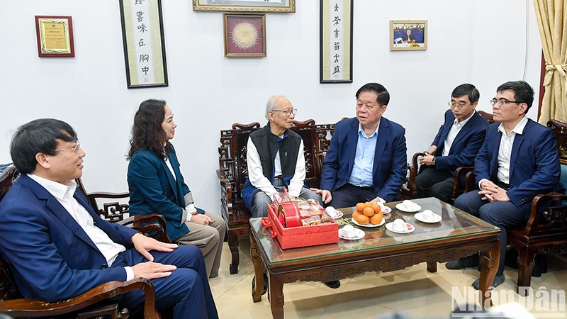 Заведующий Отделом ЦК КПВ по пропаганде и политическому воспитанию навестил ученых