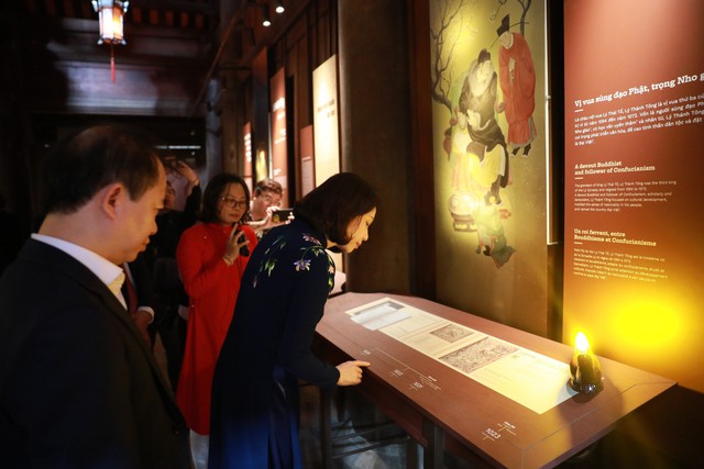 В храме литературы “Ванмиеу-Куоктызям” проходит выставка Пробуждение тяги к знаниям