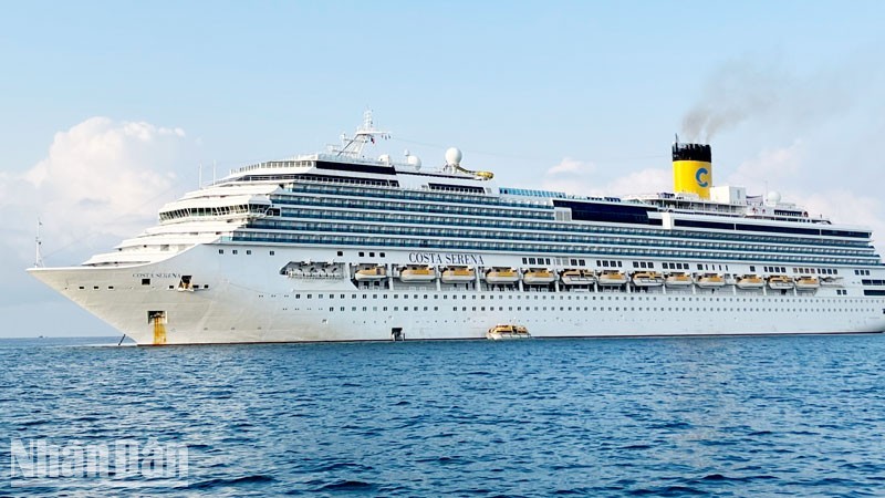 5-звездочный круизный лайнер доставил на Фукуок более 1000 иностранных туристов