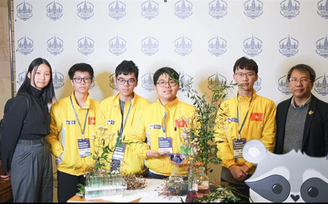 Вьетнамские школьники впервые завоевали золотую медаль на Проектной химической олимпиаде 2024 года