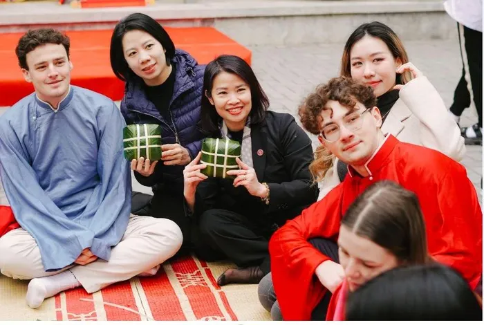 Иностранные студенты с удовольствием готовят баньтьынг на Тэт