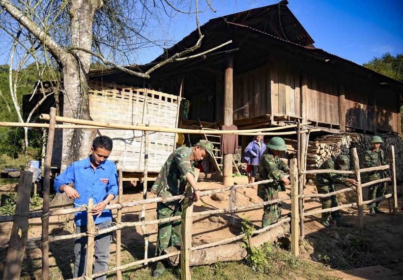 Укрепляются отношения между военными и жителями в приграничном высокогорном районе Мыонгне провинции Диенбиен