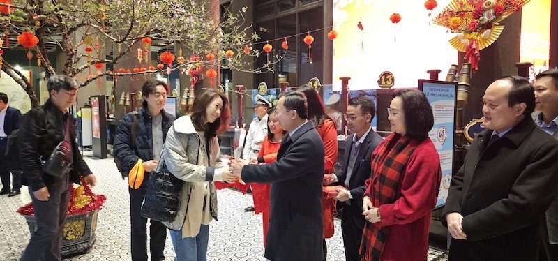 Встреча первой группы иностранных туристов в Халонге в первый день Лунного Нового года