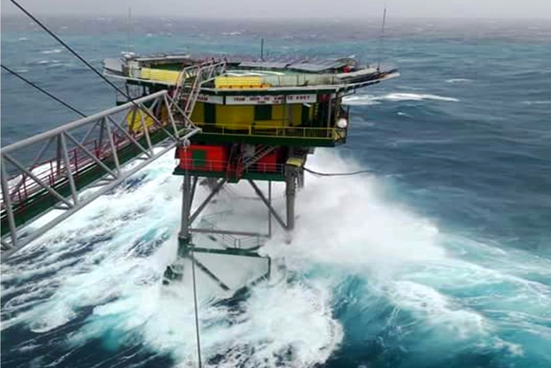 Буровые установки ДК1 прочно стоят посреди волн и ветров