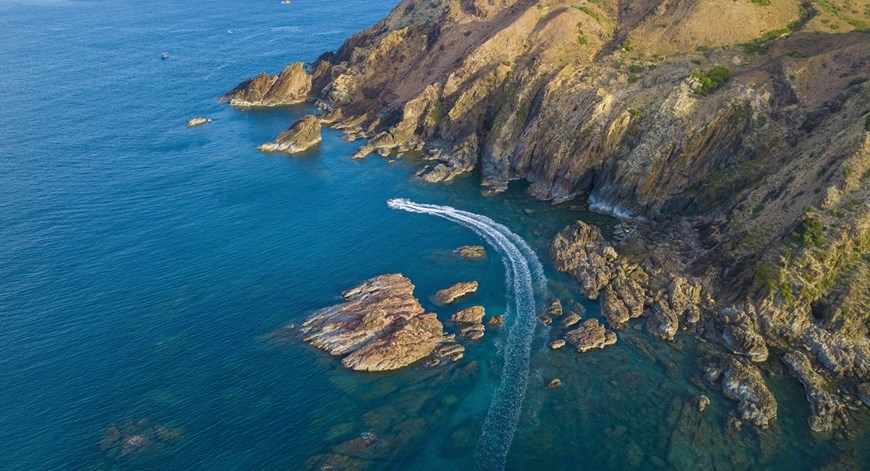 Эожо пролив Ветра расположен в островной общине Ньонли, город Куинён, провинция Биньдинь