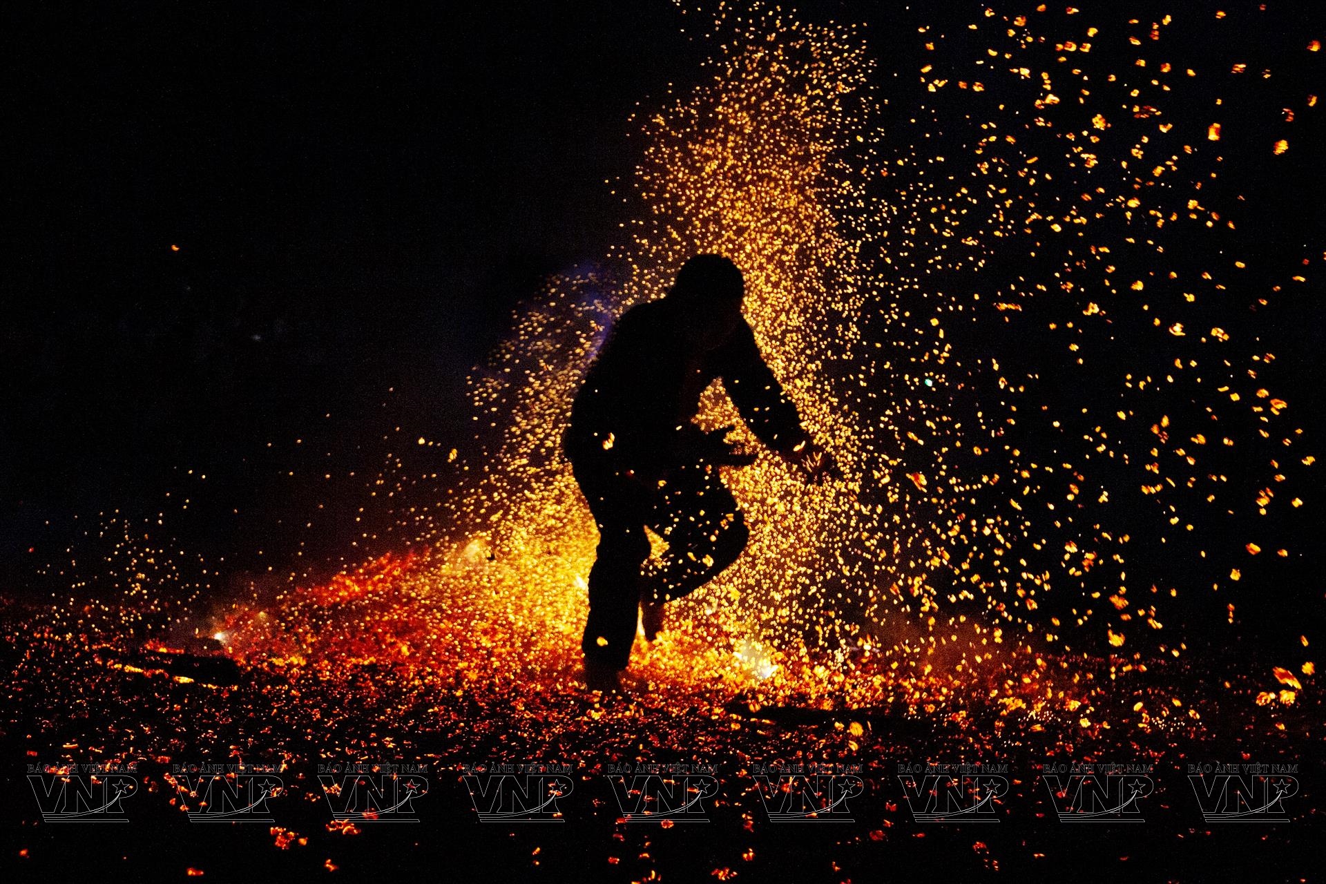 Огненный танец народности патхен