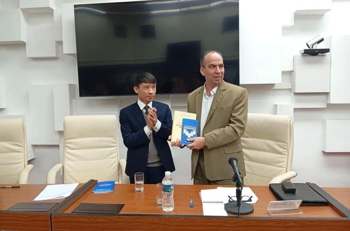 На Кубе представлена книга Генерального секретаря ЦК КПВ Нгуен Фу Чонга о социализме