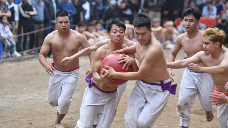 Уникальный фестиваль борьбы за шар Тхюилинь