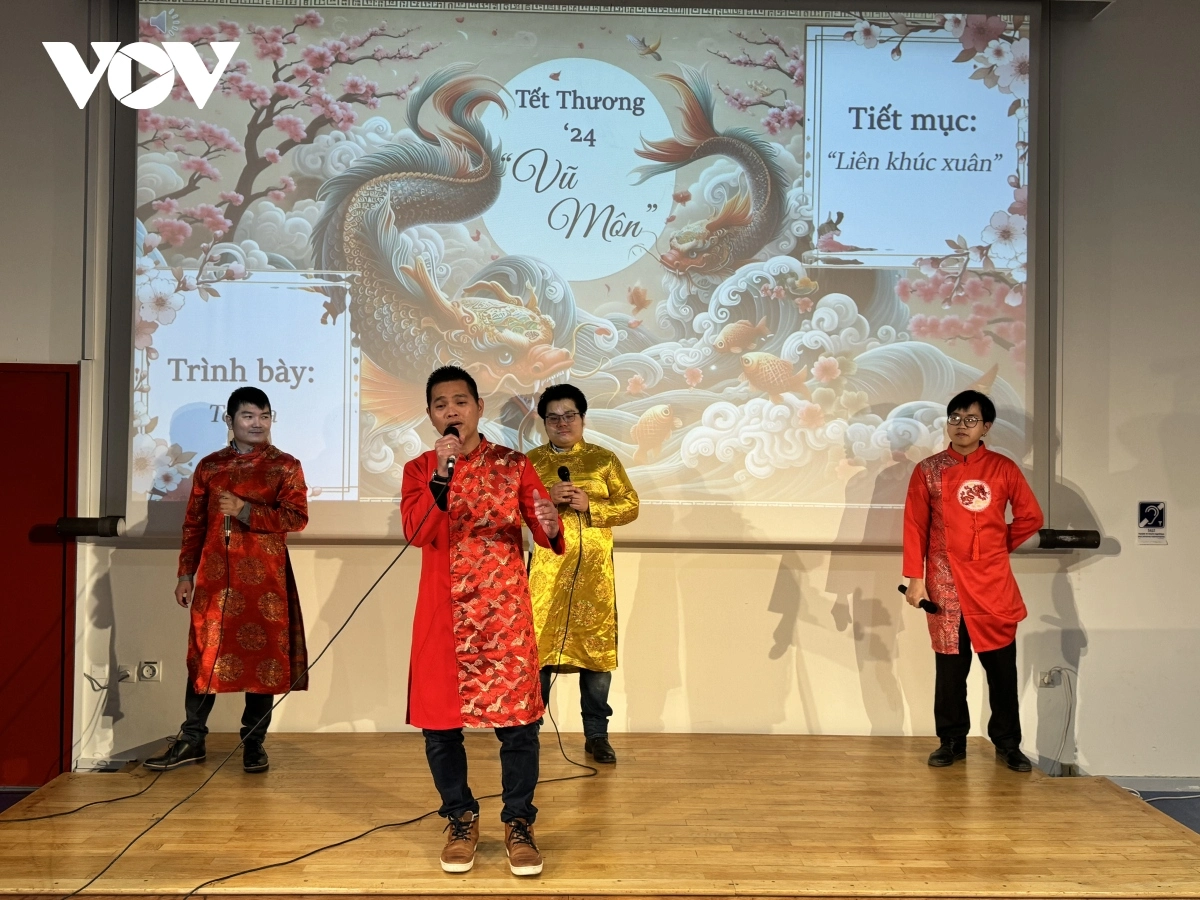 Тэт Зяп Тхин 2024 с вьетнамскими студентами в Гренобле