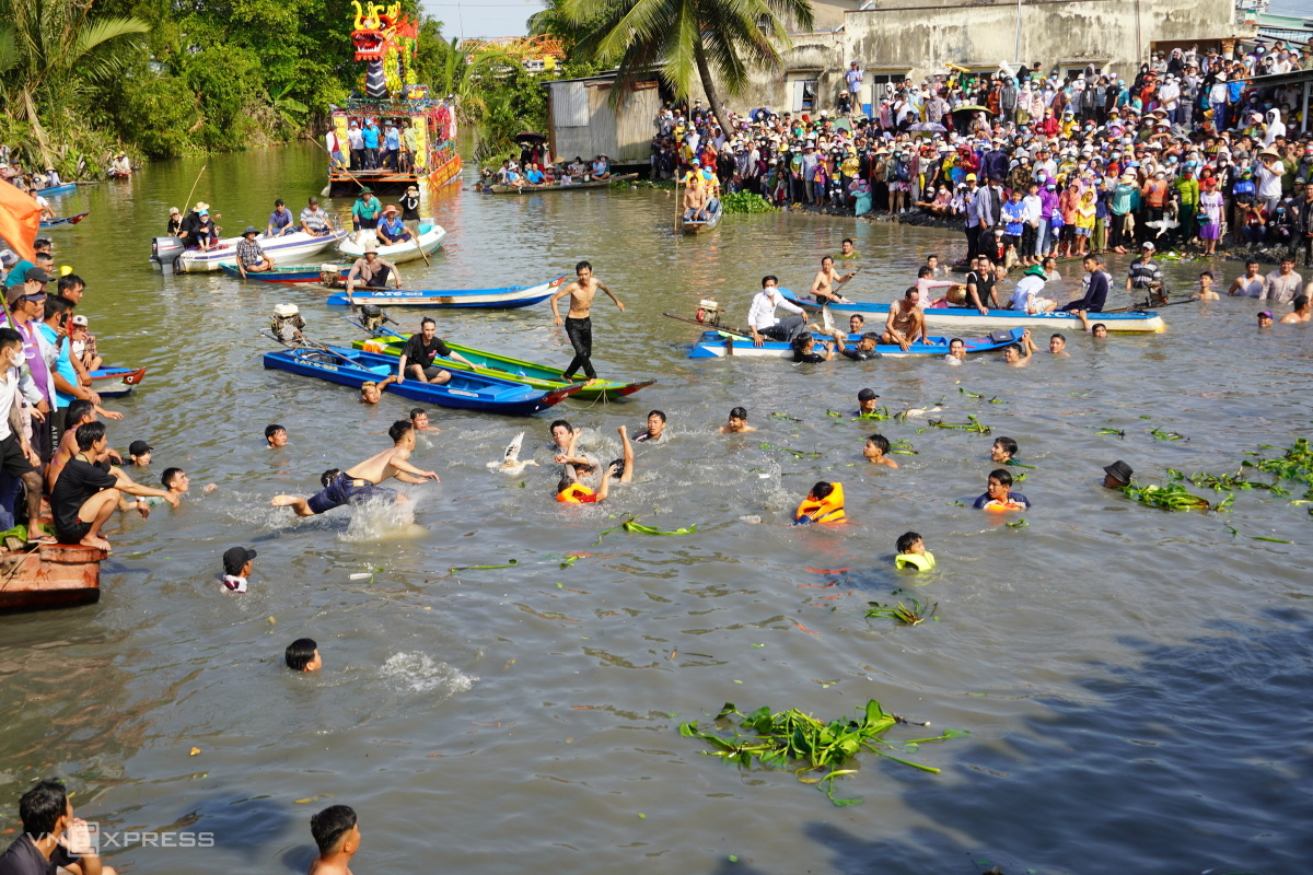 Люди обливают друг друга водой и ловят уток на фестивале Ламчай
