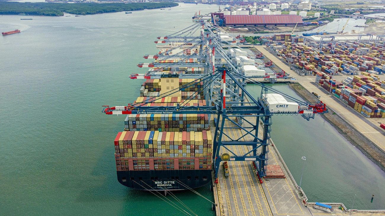 Грузопоток через морские порты резко вырос