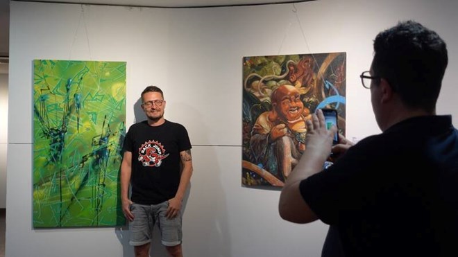 Выставка картин по уличному искусству привлекает большое число молодых туристов