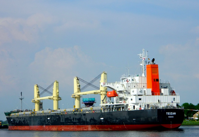 Перевозка тела вьетнамца, погибшего в результате нападения на грузовое судно в Красном море