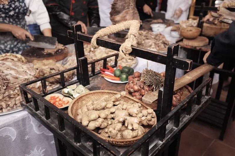 Представление гигантской кастрюли для приготовления «фо» на Фестивале «фо» 2024 г