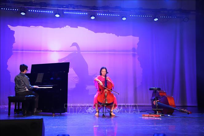 Вьетнамские студенты продвигают художественные таланты в Великобритании