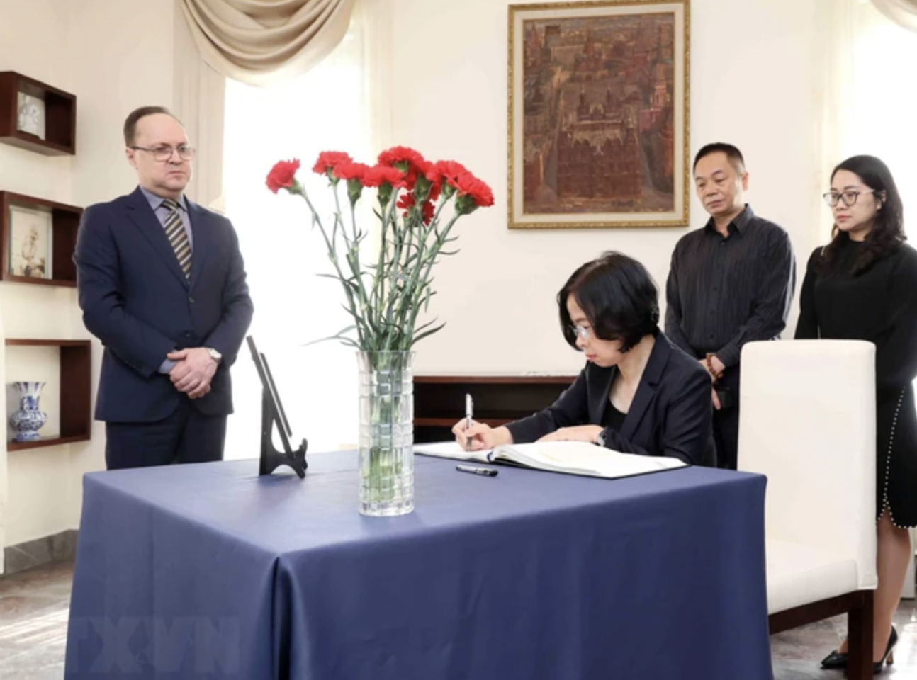 Генеральный директор Вьетнамского агентства новостей почтила память жертв терроризма в России