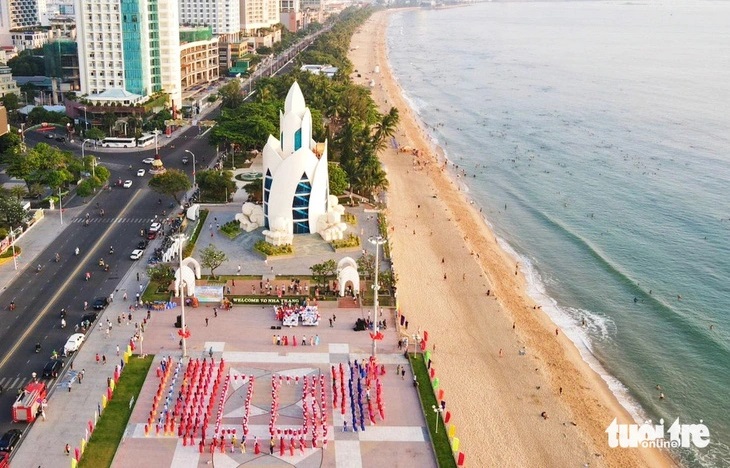 Около 1000 человек выступили вместе, чтобы отпраздновать 100-летие Нячанга