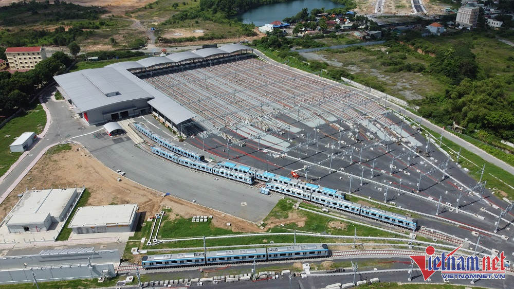 Первые 7 поездов метро №1 отправляются в коммерческую эксплуатацию