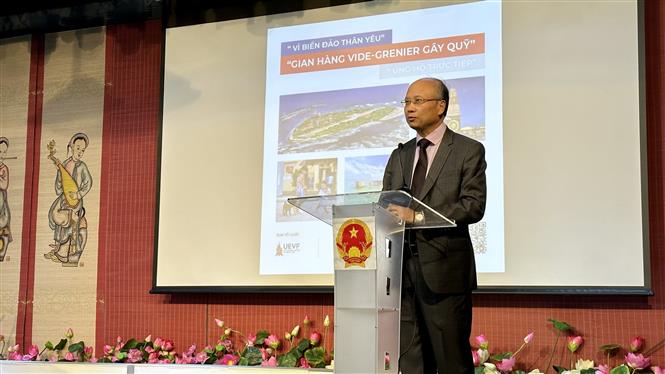 Вьетнамские студенты во Франции организовали ярмарку в поддержку моря и островов страны