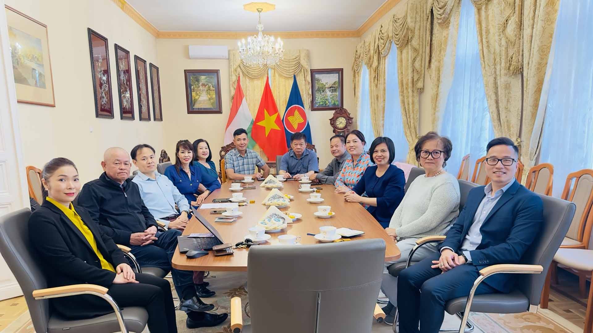 Вьетнамцы в Венгрии направляют свой взгляд на море и острова Родины