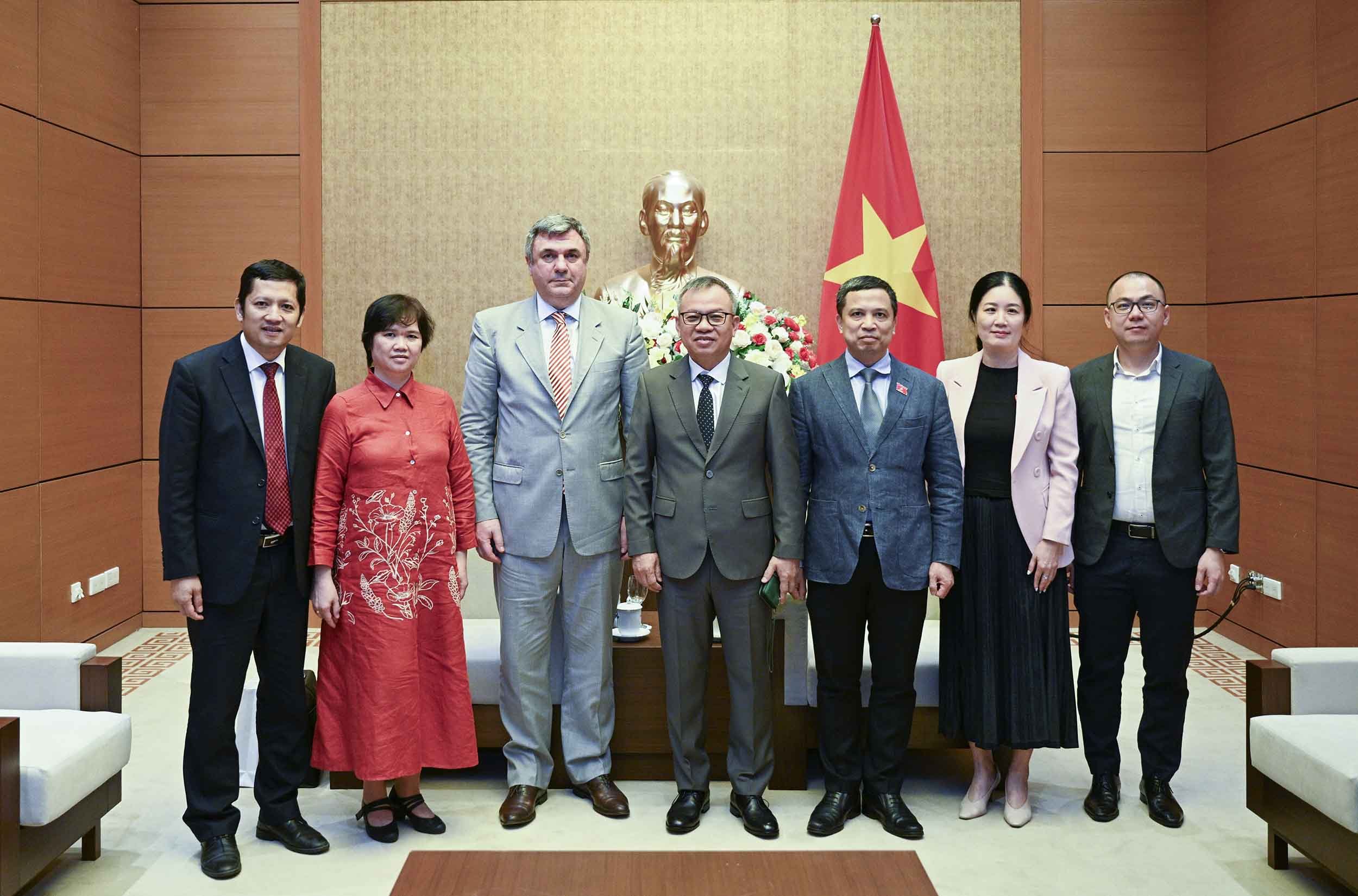 Заместитель председателя комитета по внешним связям НС СРВ Нгуен Мань Тьен принял заместителя председателя Комитета по внешним связям Санкт‑Петербурга