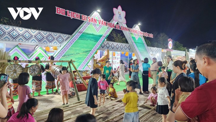 Открылась выставка «Путешествие по объектам наследия и достопримечательностям Вьетнама» в Дьенбьен