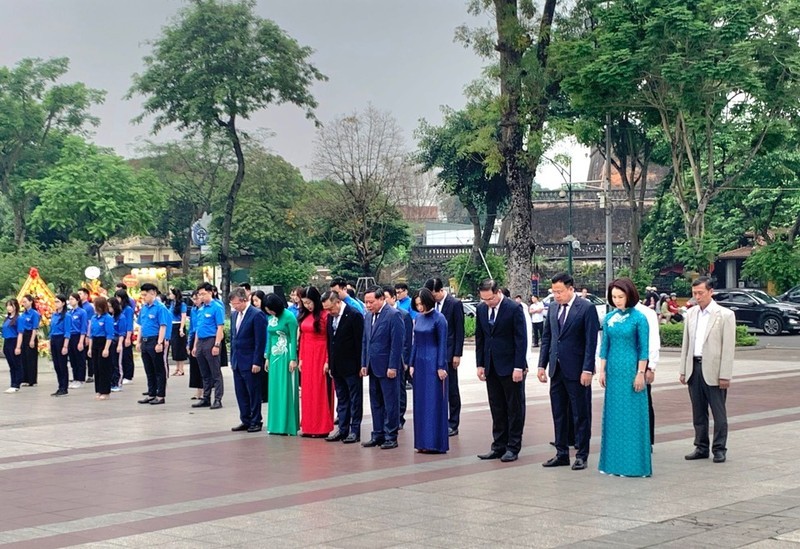 Руководители Ханоя возложили цветы в честь 154-й годовщины со дня рождения В И Ленина