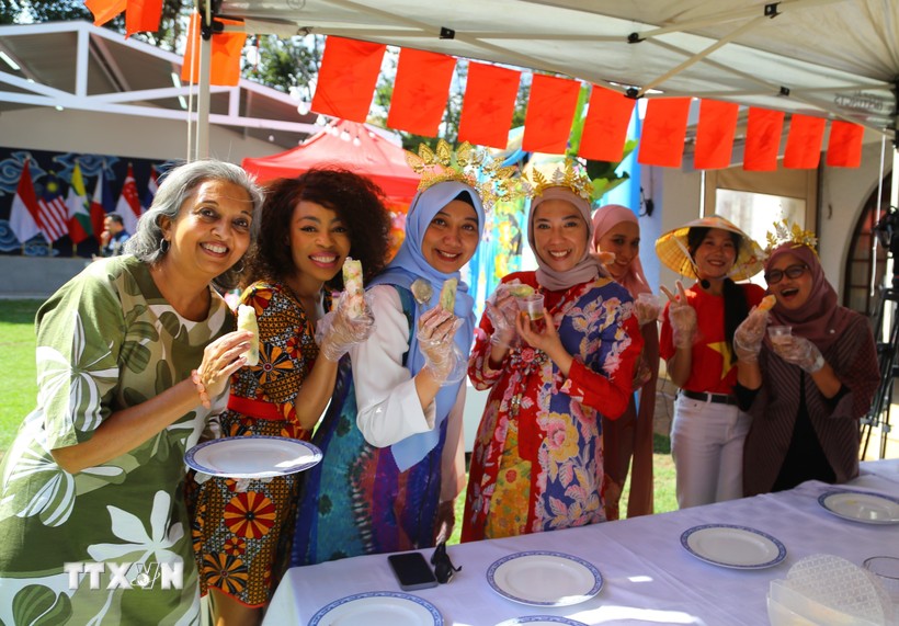 Представление роллов «нэм» международным друзьям в ЮАР