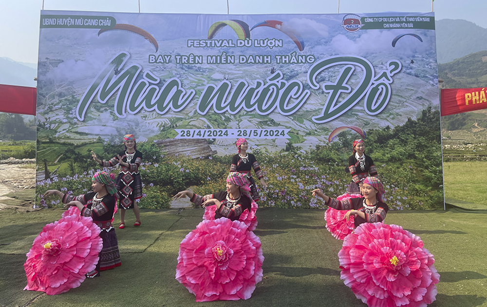 Полет на параплане над террасными полями Мукангчай