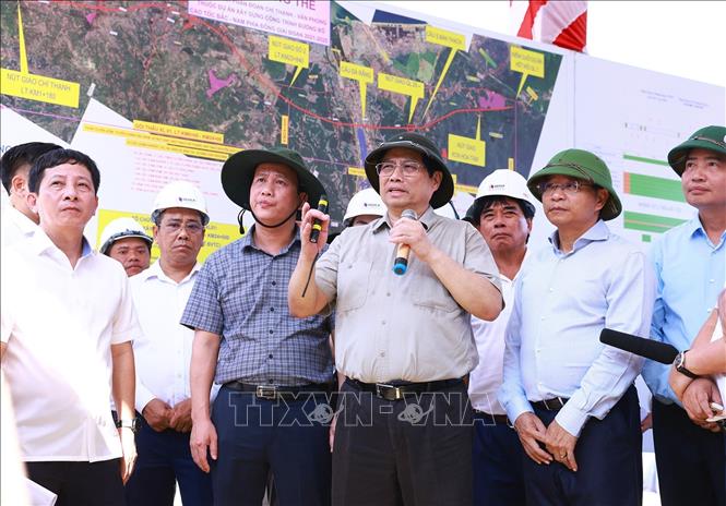 Премьер-министр Фам Минь Тинь проверил ход реализации проекта строительства восточной части высокоскоростной автомагистрали Север-Юг