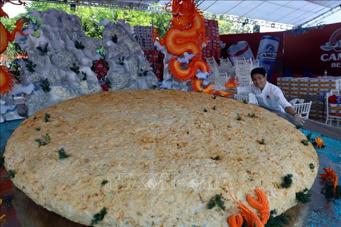 Установлен рекорд по приготовлению самой большой котлеты из кальмаров во Вьетнаме