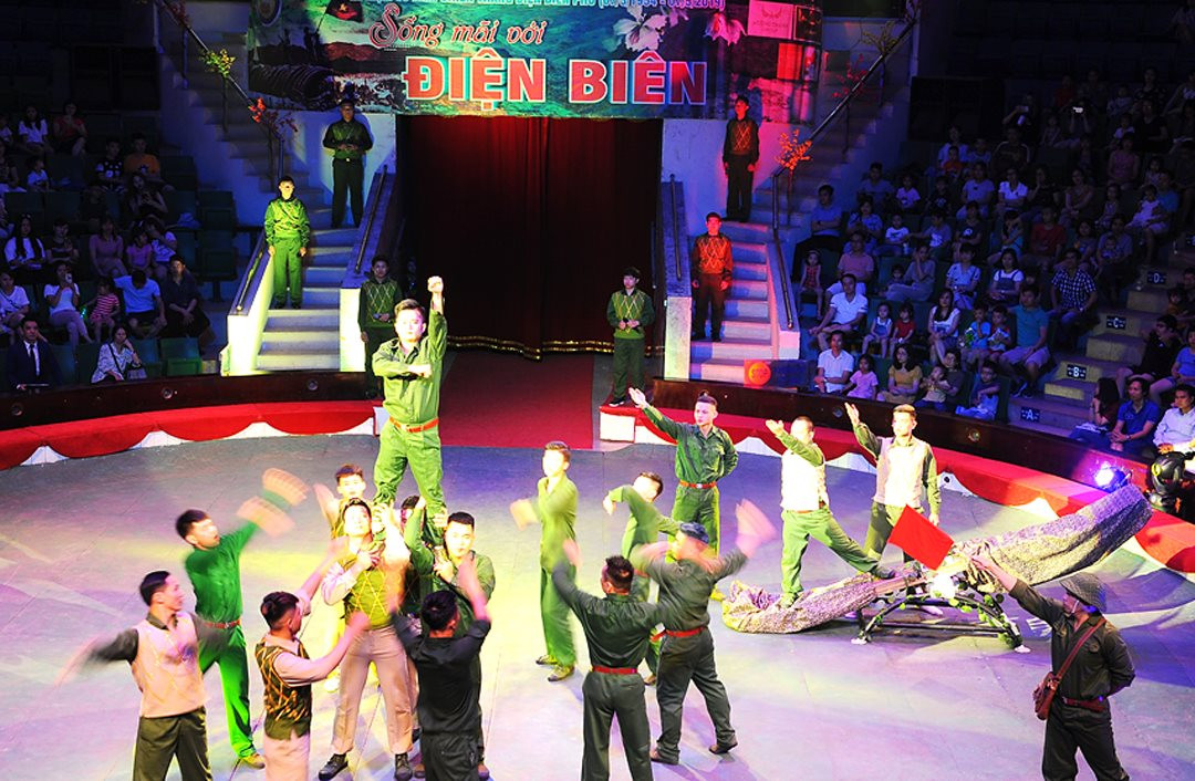 Рассказ об истории Дьенбьенфу с помощью циркового искусства
