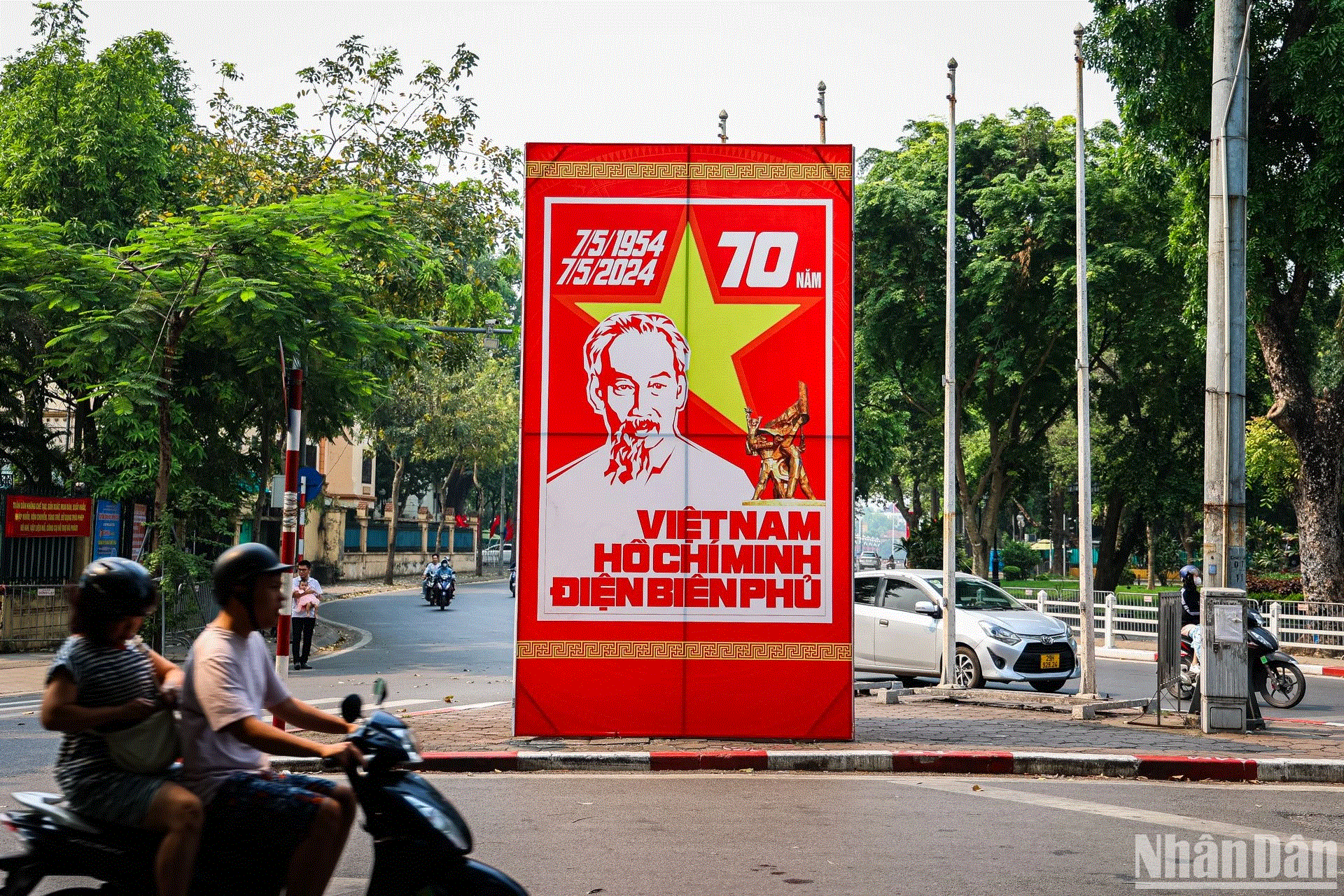 Ханой сияет флагами в честь 49-летия освобождения Южного Вьетнама и воссоединения страны