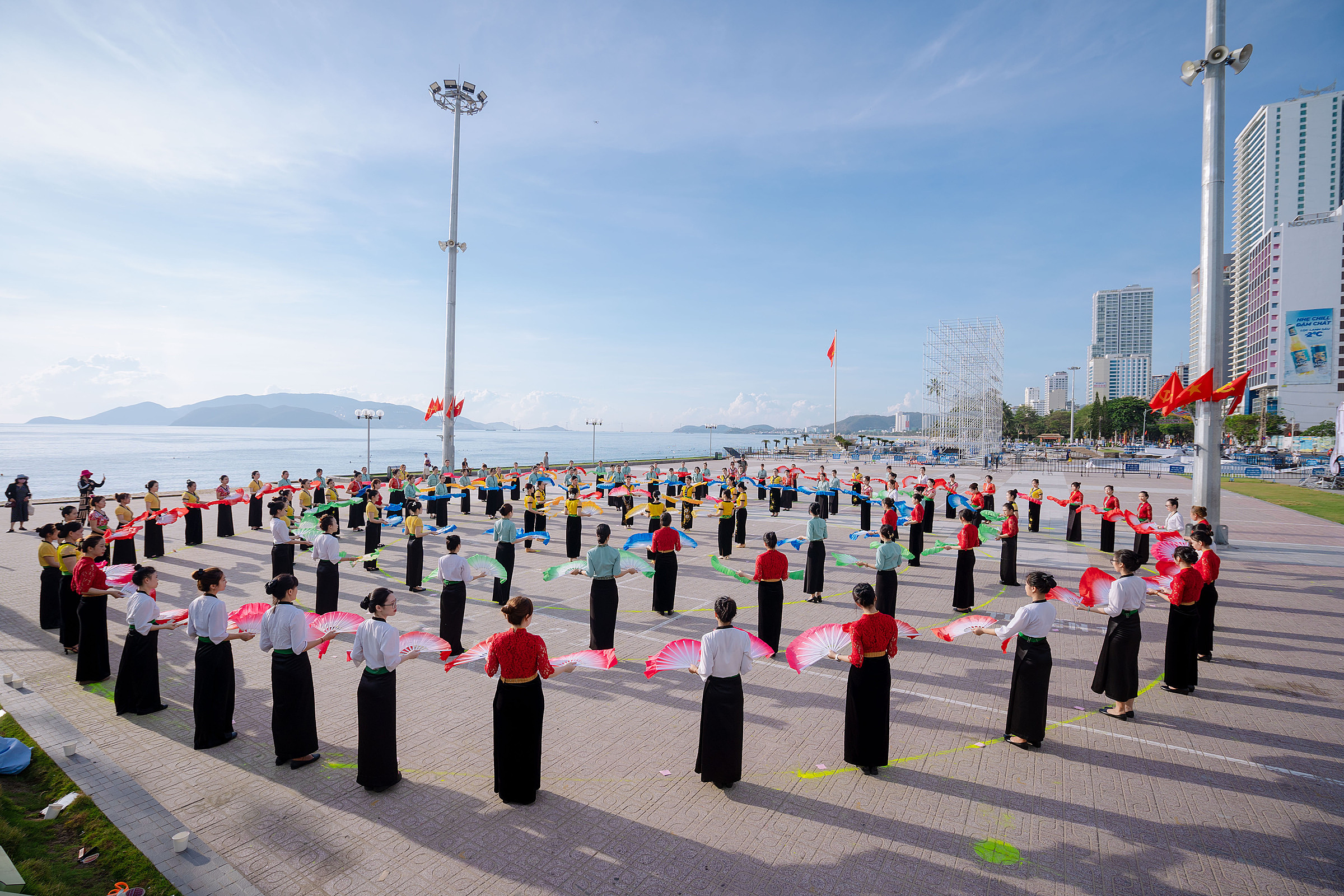 Установлен рекорд по исполнению танца Сое народности Тхай в честь 70-летия победы при Дьенбьенфу