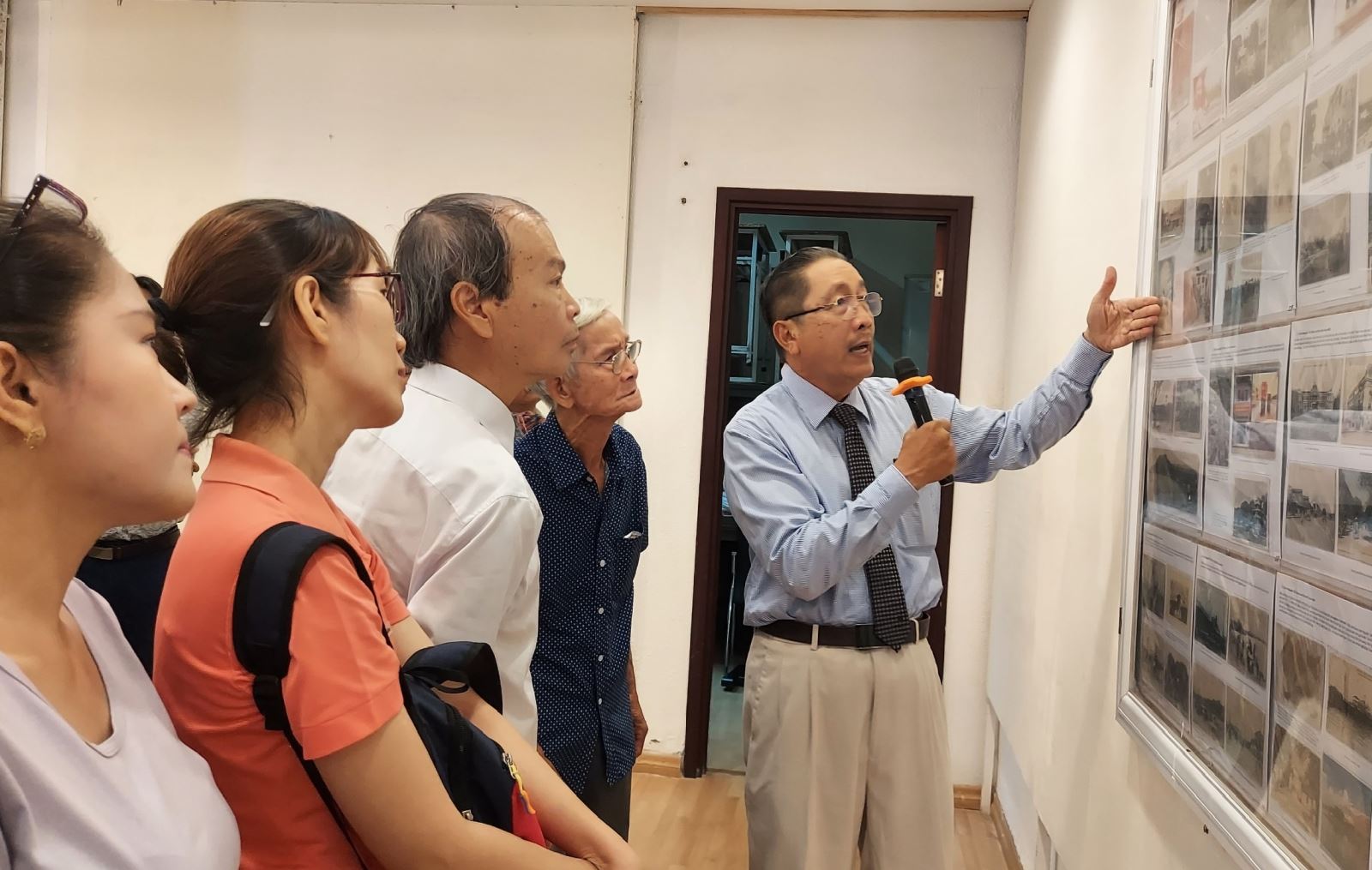 В городе Хошимине открылась выставка «Путешествие по стопам Дядюшки Хо в открытках»