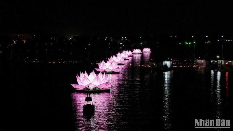 Зажигание 7 цветков лотоса на реке Хыонг в честь Великого буддийского праздника