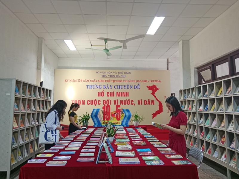 Экспозиция 300 документов о Президенте Хо Ши Мине