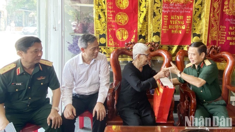 Министр обороны Вьетнама Фан Ван Жанг выразил признательность павшим бойцам в провинции Куангчи