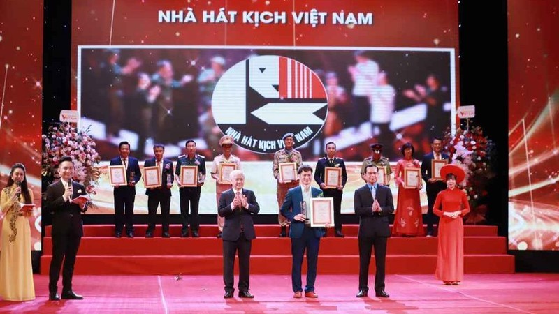 На программе «Слава Вьетнаму» чествованы многие выдающиеся коллективы и отдельные лица