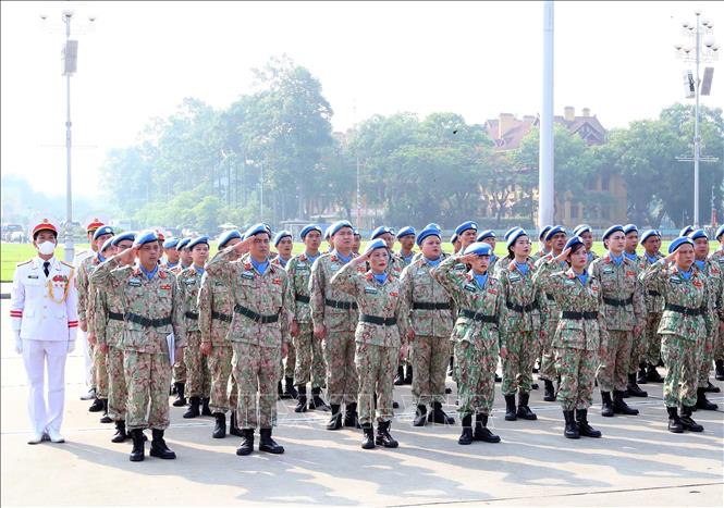 Возложение цветов к мавзолею дяди Хо по случаю 10-летия со дня основания Департамента миротворческих операций Вьетнама