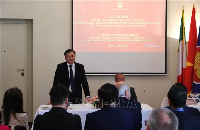 Презентация итальянского перевода книги генсека ЦК КПВ Нгуен Фу Чонга