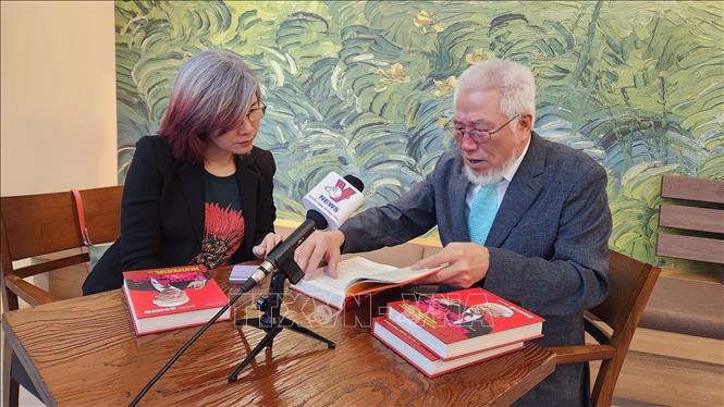 Первый иностранный автор книги о Генеральном секретаре ЦК КПВ Нгуен Фу Чонге